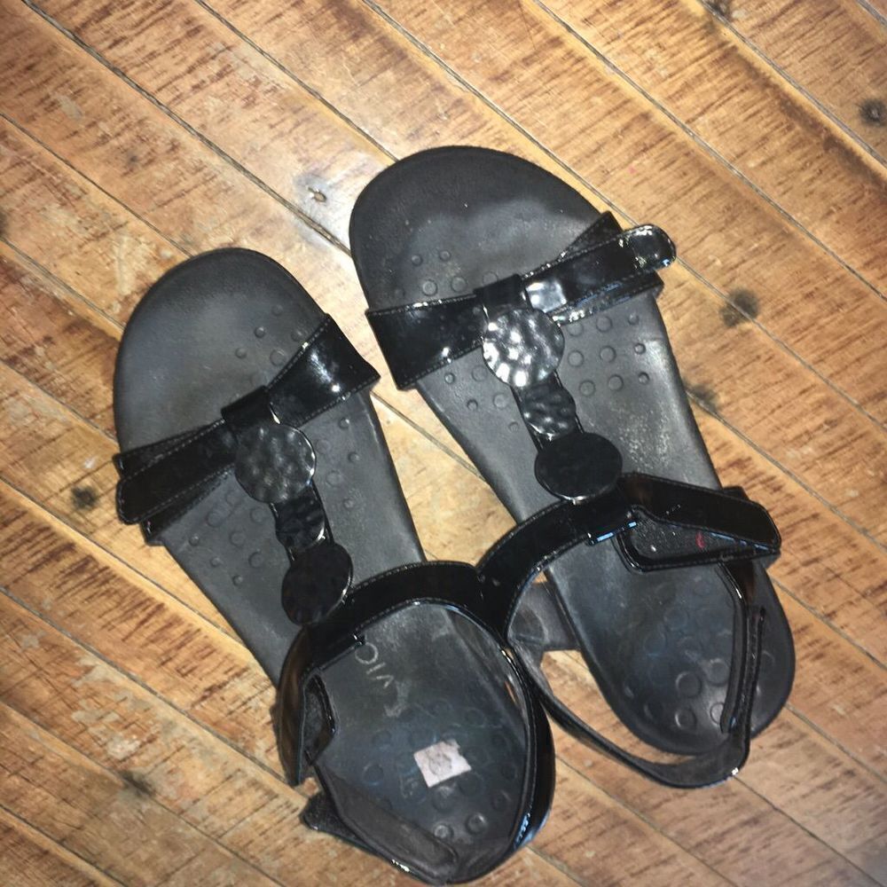 Vionic black patent leather strappy orthopedic arch support sandals
